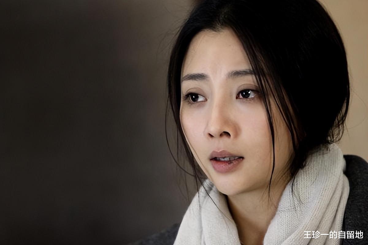 44岁殷桃与男友逛宜家，医生男友身材壮硕，主动喂食殷桃甜蜜非常