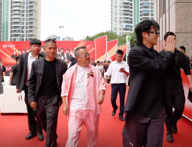 “曾志伟合影扫胸事件”愈演愈烈，第二种解释来了，这才合理