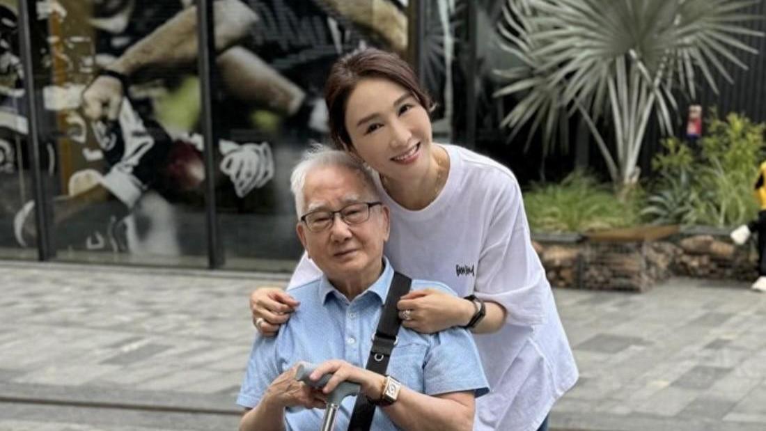 黎姿父亲节带家人出游，86岁黎爸爸被黎姿推着走，满头白发好慈祥