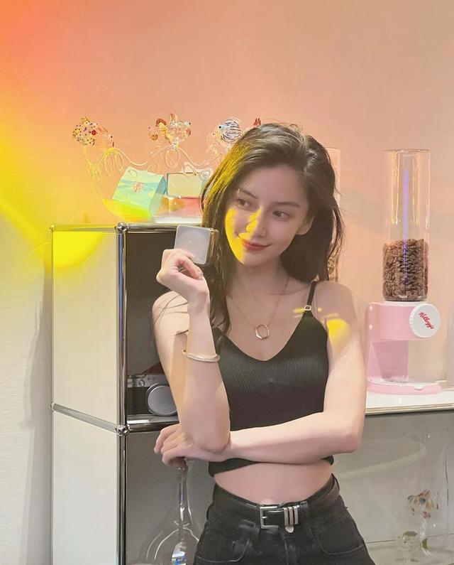 杨颖|被跑男打码，沦落到直播间蹭热度，她被娱乐圈遗忘是早晚的事