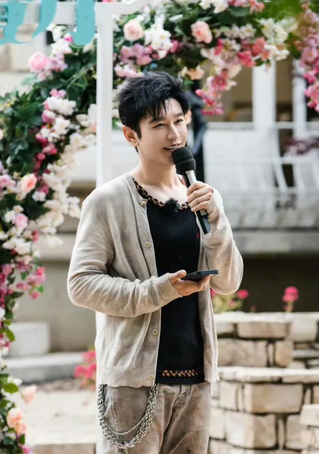 黄晓明晒的工作餐 网友:晓明哥，羡慕倒是没有，就是馋的很