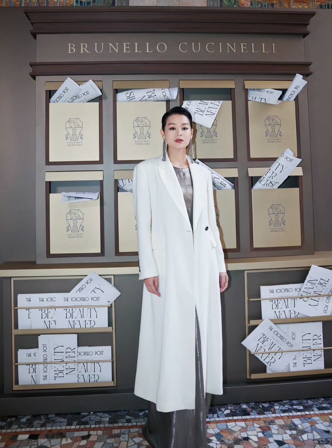 米兰时装周：被刘涛和胡杏儿惊艳，不穿暴露礼服却艳压群芳