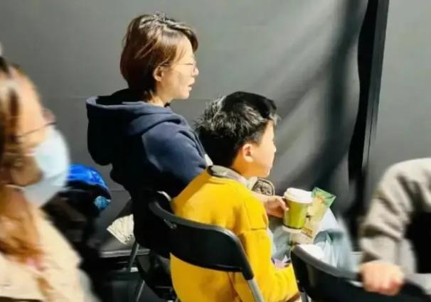 董卿与儿子的温馨日常:母子情深、低调出行