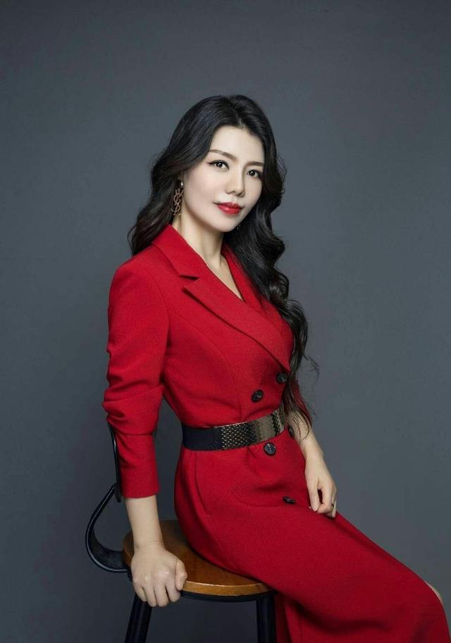 甩掉贫穷郭德纲,抛弃4岁郭麒麟远走日本,无情的胡中惠现状如何