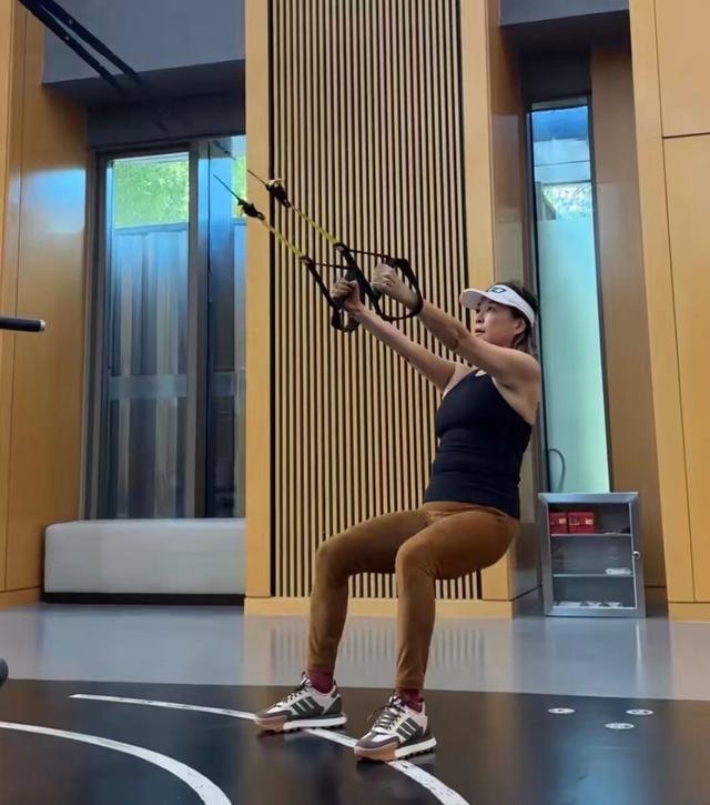 第二个贾玲？54岁李静成功暴瘦55斤，不挨饿不垮脸，近照都不敢认