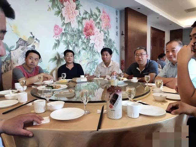 酒桌座位有多讲究？建议男人：记住“4种座次”，免得乱坐惹人烦