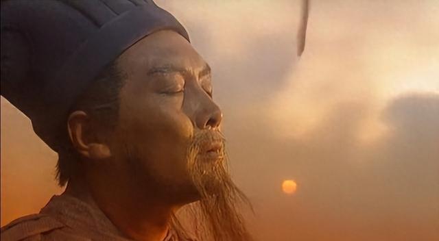 72岁的唐国强老到认不出,嘴巴紧闭满脸皱纹,身材走样步履蹒跚