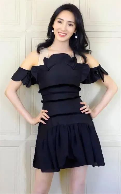 王紫璇以其出众的外貌和身材被誉为“国民妹妹”。身形优雅的气质