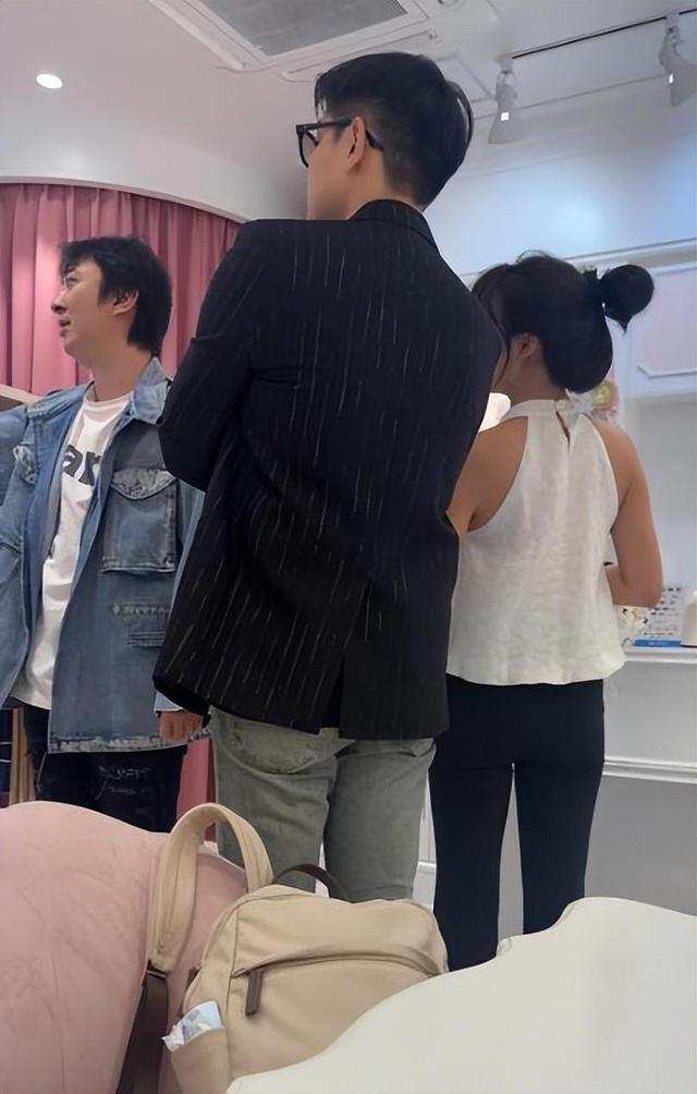 王思聪被拍在日顶级童装店购物,还买了不少女童服装