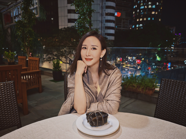 46岁胡静豪宅晒自拍 千万翡翠配新中式打扮 谁真的嫁入豪门一目了然