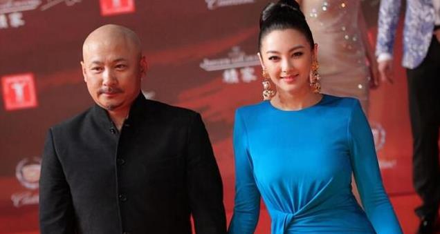 余男走红毯官宣结婚,露大片肚子肩膀,网友:跟向佐学的?不好看