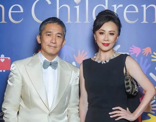 54岁陈建斌七夕国外游，休闲穿着被嘲满满老人味，蒋勤勤反被夸！