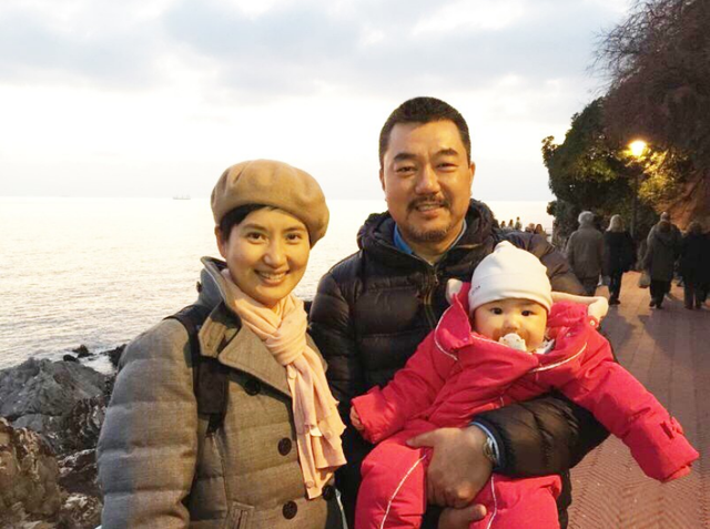 55岁董勇巴黎被偶遇,满头白发长胡子又老又胖,妻女玩手机太入迷