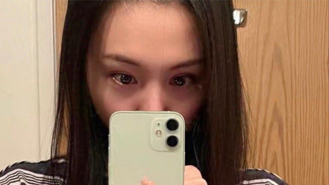 郑爽罕见晒自拍照，眼含热泪发文为自己庆生！铁粉立马送上礼物！