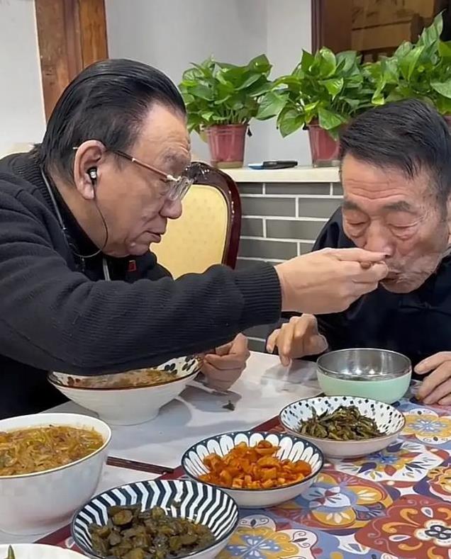 杨议父子为侯耀华摆家宴，吃的是面条咸菜，侯二带的礼物很讲究