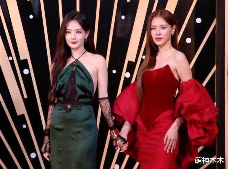 微博之夜红毯生图来了！赵丽颖挤出双下巴，杨紫瘦了，关晓彤脸肿