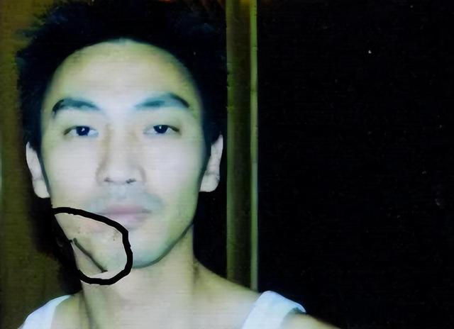 歌手陈少华:因拒绝给伴舞签名,被砍掉下巴毁容,沦落卖马桶谋生