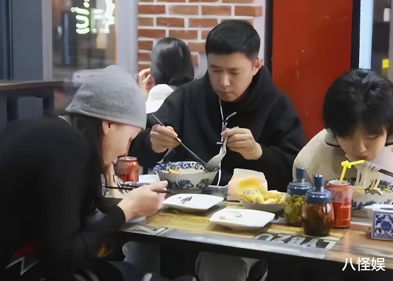 高鑫妻子王一楠回上戏监考,骄傲称专业家属,公婆在此任教40多年