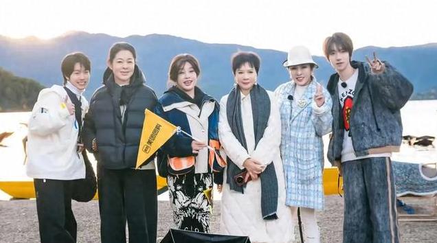 《一路繁花》首播,热度破8000,7位顶流,1位糊咖,均龄超52岁