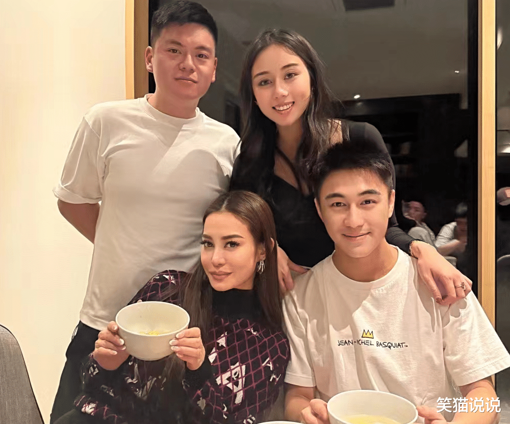 奚梦瑶晒全家福贺节日:与何猷君抱着孩子合照很开心,何广燊睫毛好长!