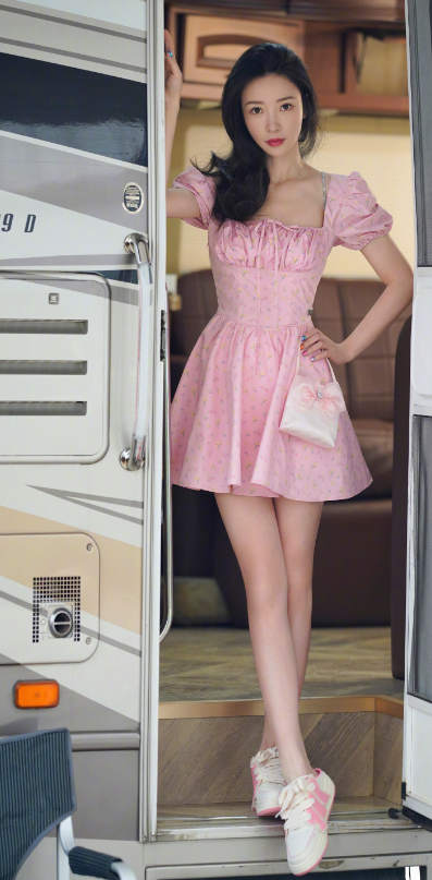 事实证明，靠身材“上位”的柳岩，已经被娱乐圈一步步“吞噬”