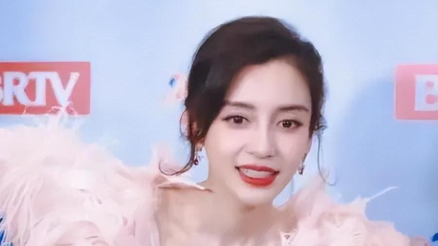 Baby杨颖有新靠山了，和霍启山一起出席活动，被任命为“副主任”