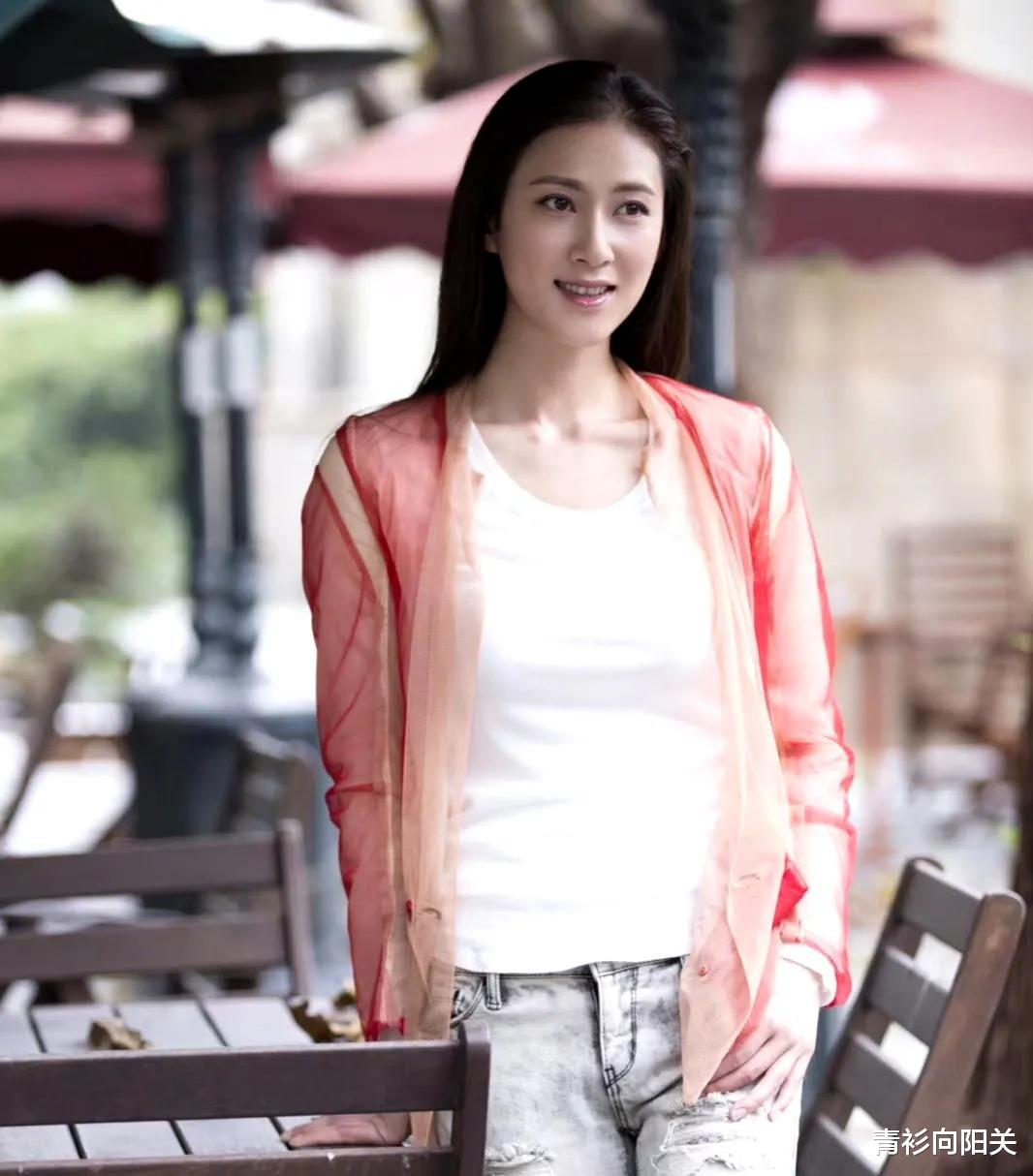 演完宋轶小妈又演赵今麦小妈,41岁的她女人味十足,可温柔可凶悍