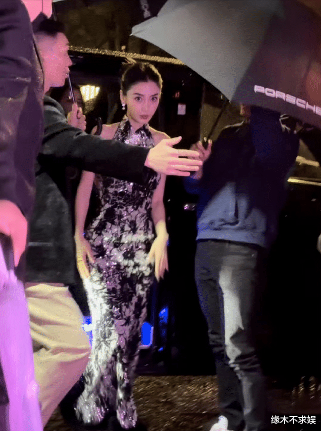 Angelababy上海看秀咖位直降，和00花同框被冷落，生图颜值下跌！