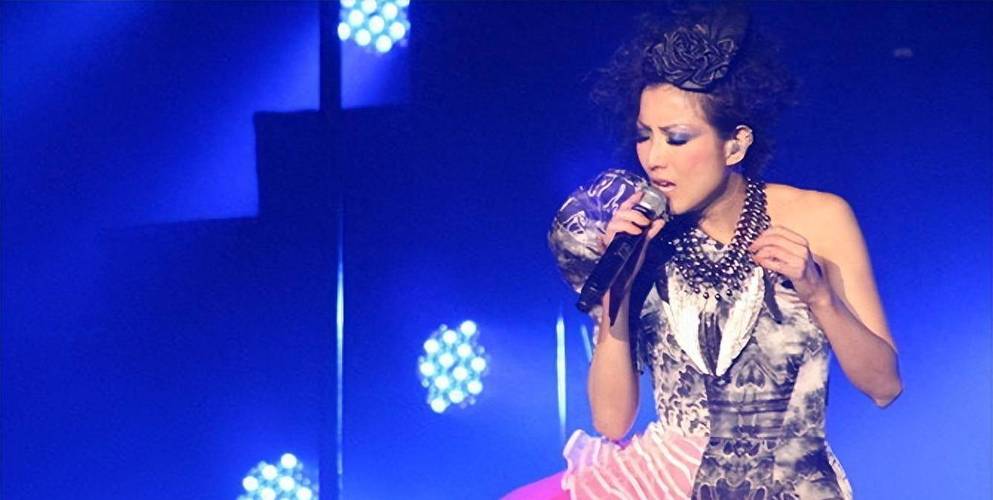 郑秀文香港演唱会:16套国际名师打造的另类怪异造型解析