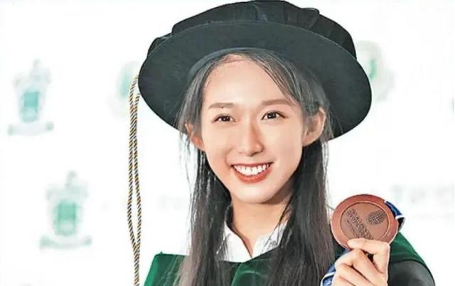 没想到,41岁的霍启山竟以这种方式,成为了“全网焦点”!