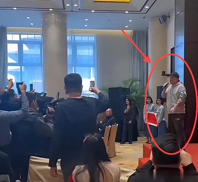 毕福剑现身新人婚礼!黄宏梁宏达齐出镜,三人幽默风趣现场很热闹