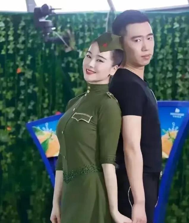 左小青的腰线显得过于突兀,让人有些难以接受