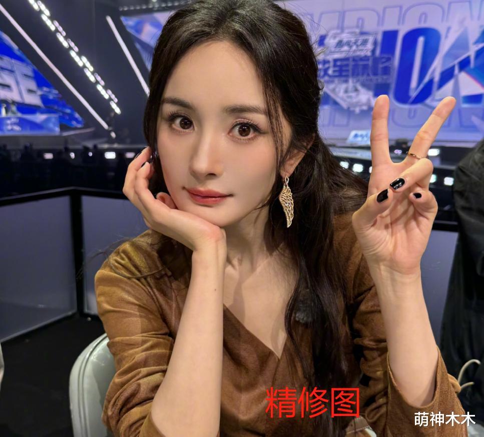 38岁杨幂和张艺谋同框,点头哈腰忙着社交,积极表现粉丝期待合作