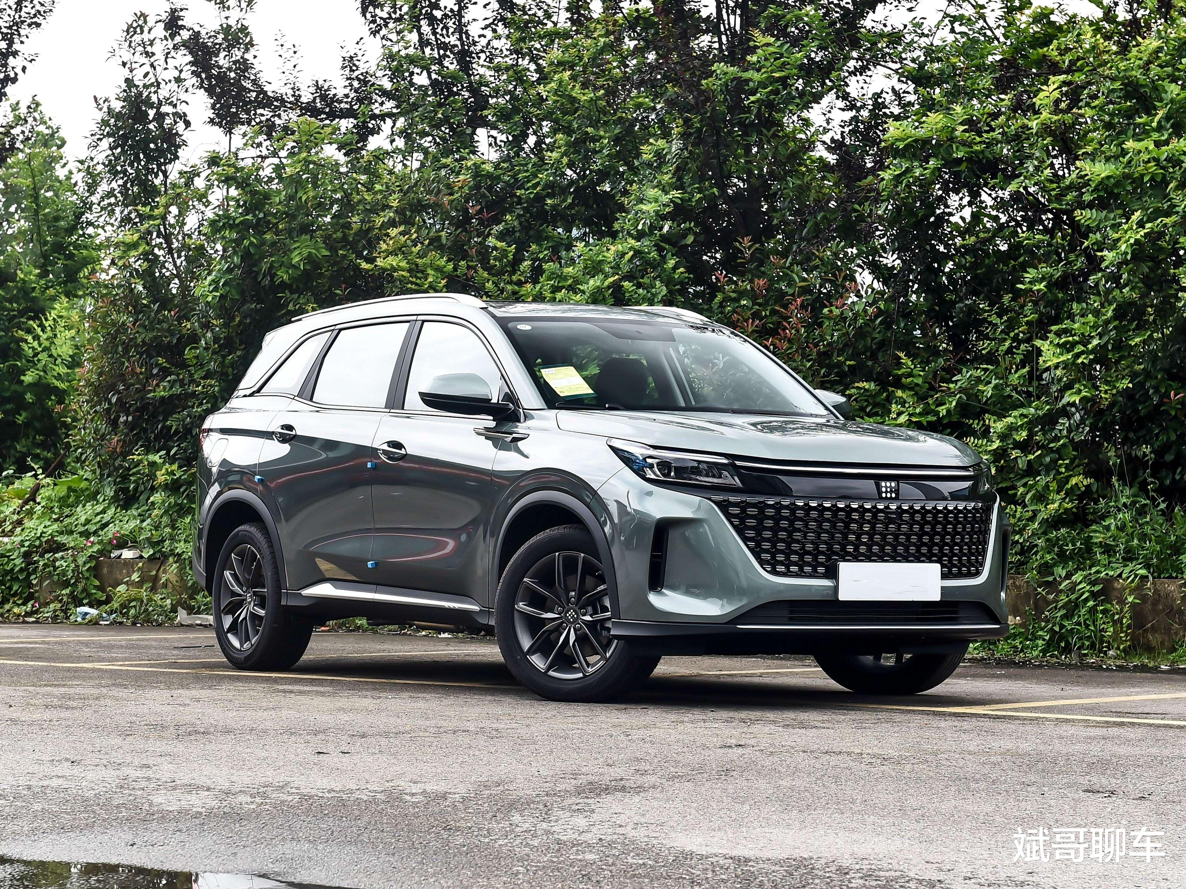 ?9.98万！国产车“掀桌子”，可选大7座的插混SUV，续航1200公里