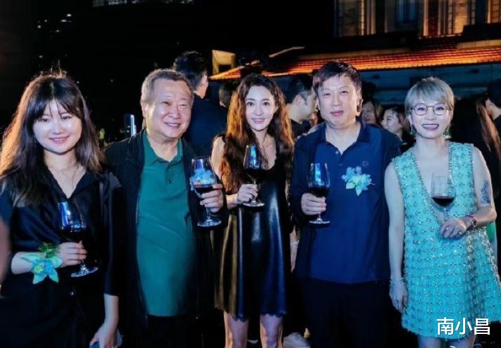 出轨的代价!姚笛晒合影表情僵硬,动作拘谨,自曝已3年未化妆