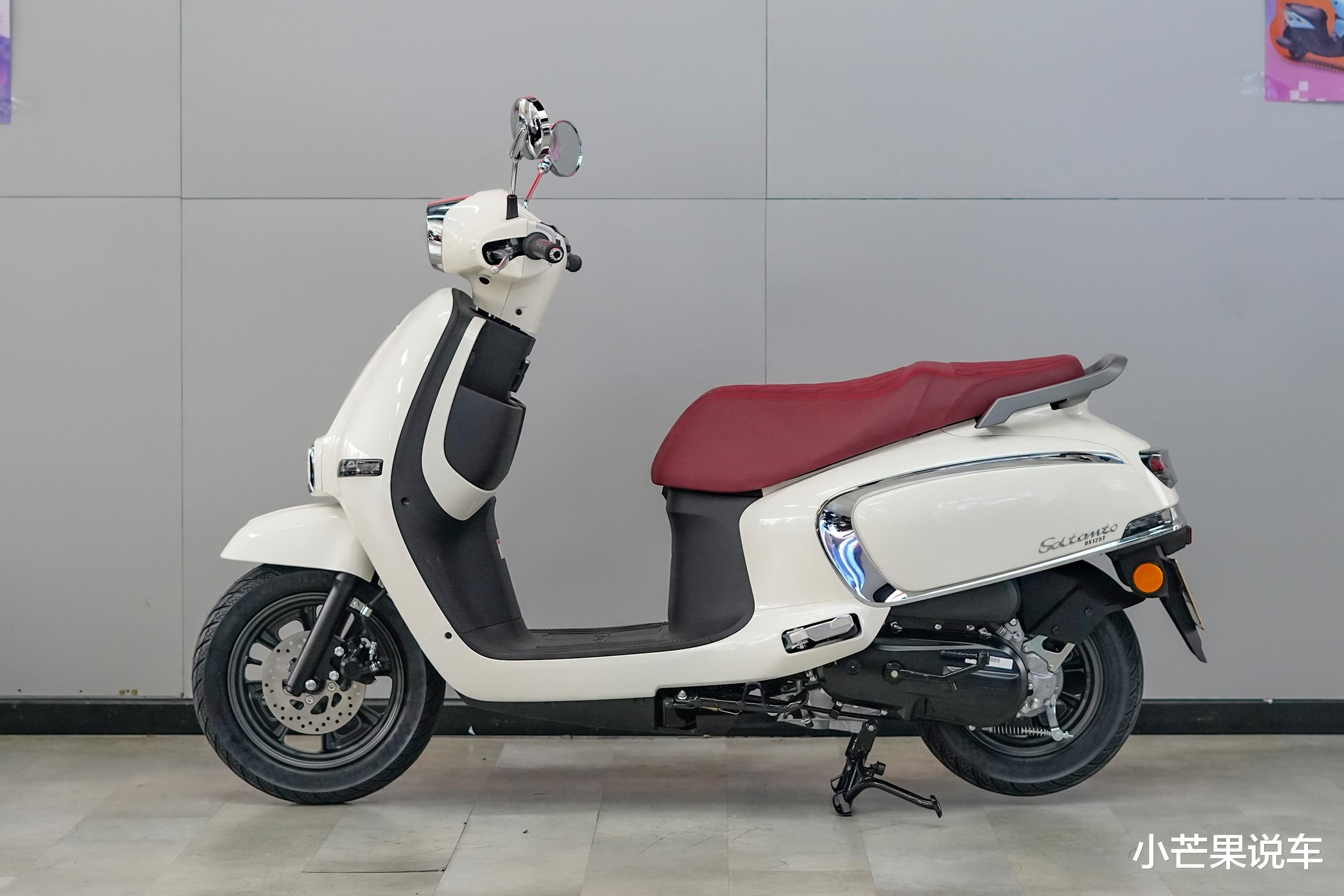 铃木国内首款复古踏板，配日本电装电喷技术，油耗1.6L，比UY帅气