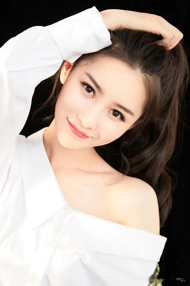 张维娜——美的耀眼,恬静的模样温婉动人！