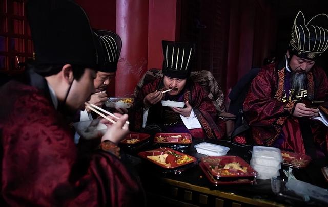 横店群演们为了一个角色挤破头,宁愿月薪三千不愿上班