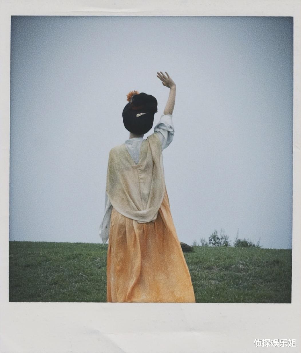 杨紫庆祝新剧杀青,公开与李现等主创合照,古装造型曝光温婉大气