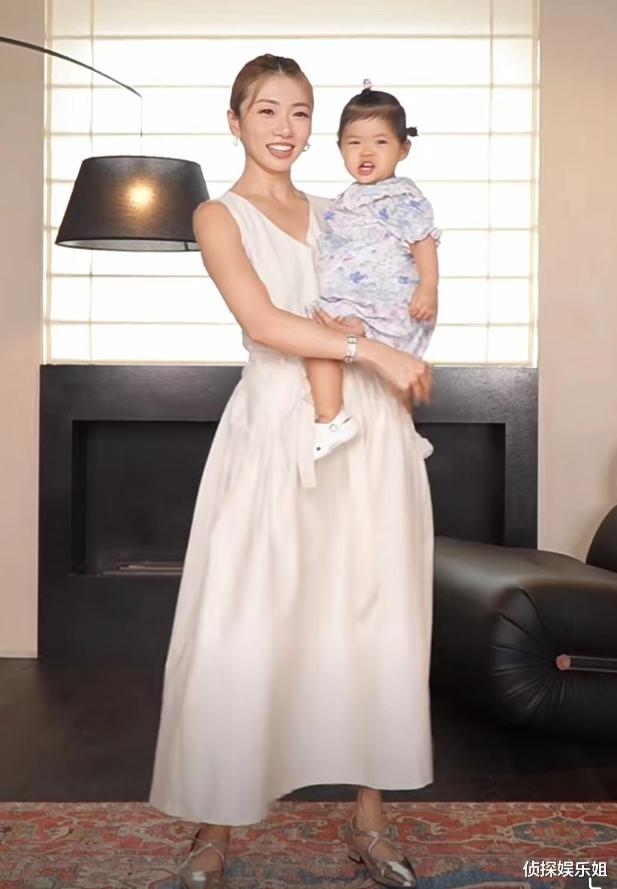 程晓玥晒与女儿合照,胖豆抱着妈妈笑弯了眼,吴千语被萌化了