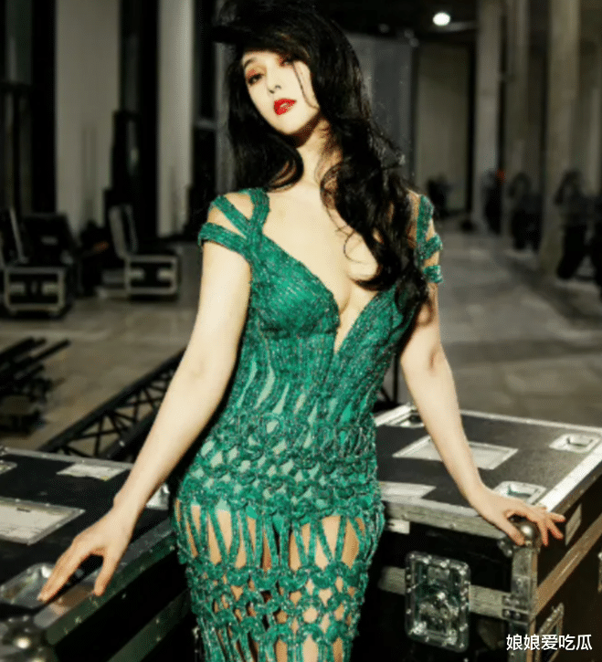 43岁范冰冰在海外彻底放开，金礼服搭吊带裙秀蜜桃身材，气场全开成“沙漠女王”