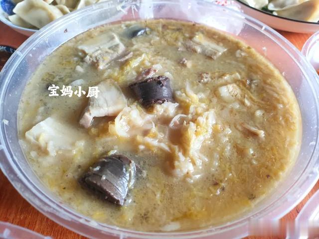 我家午餐,8道菜,主食是饺子,网友:这一顿,没有千八百下不来