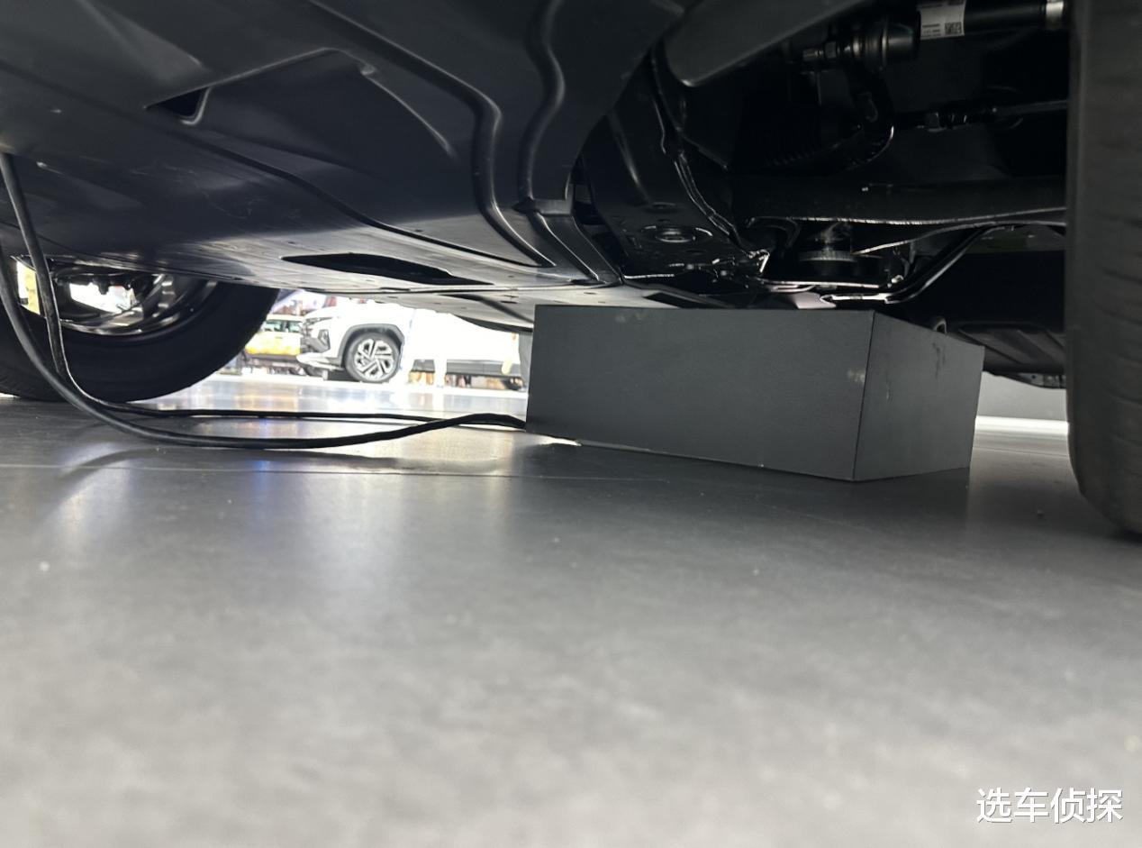 2025款现代途胜L,标配8AT变速箱,纯油混动可选,HTRAC四驱