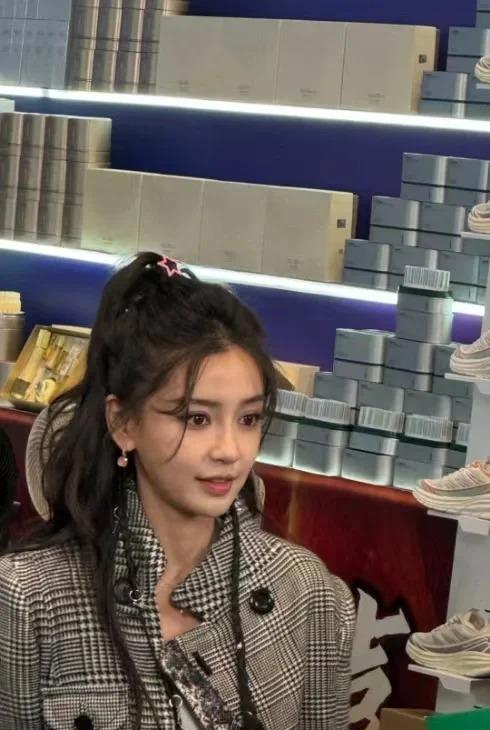 Angelababy丽江被偶遇，真人被质疑仅160cm，不断鞠躬好卑微！