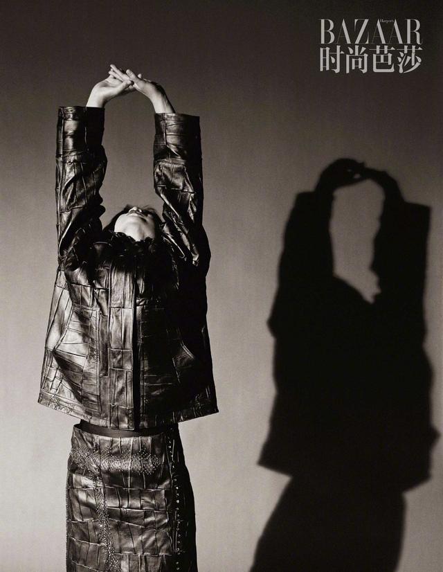 42岁贾玲登上杂志封面,穿超短裤秀美腿气场高级,瘦身后美翻了!