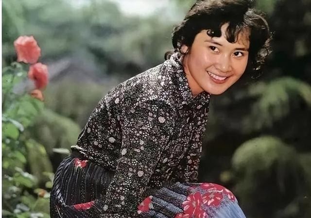 她是国家一级演员，正军级待遇，33岁离婚至今单身，66岁气质不凡