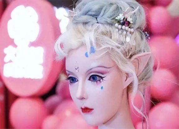 7年前,那个把自己整成了真人芭比的网红,现在后悔了吗?