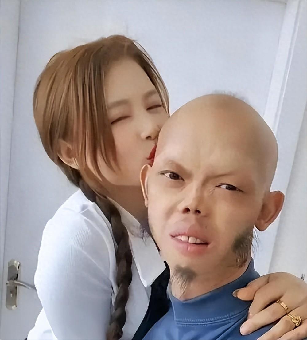 癞蛤蟆专吃天鹅肉!“妖魔”演员李平安,长相怪异却得“美艳”妻