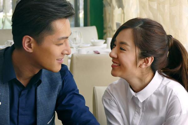 《胡歌与娇妻的甜蜜瞬间:影棚中的深情陪伴》