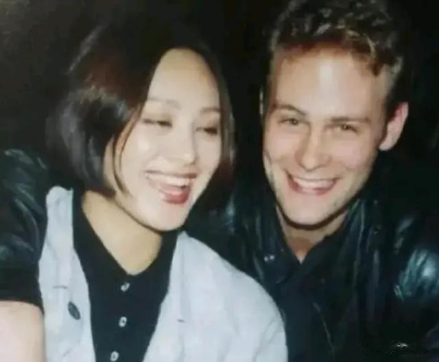 混综艺、搞直播、自败名声?这一夜,宁静一个座位,坐实江湖地位